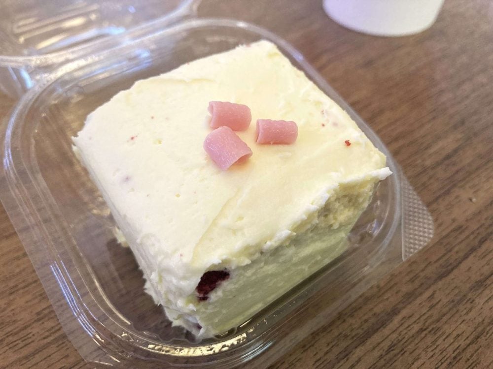 2. ダサかわビジュにキュン♡「レッドベルベットケーキ」／外側のクリームは、生クリームかと思いきや、まさかのクリームチーズ！