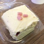 2. ダサかわビジュにキュン♡「レッドベルベットケーキ」／外側のクリームは、生クリームかと思いきや、まさかのクリームチーズ！