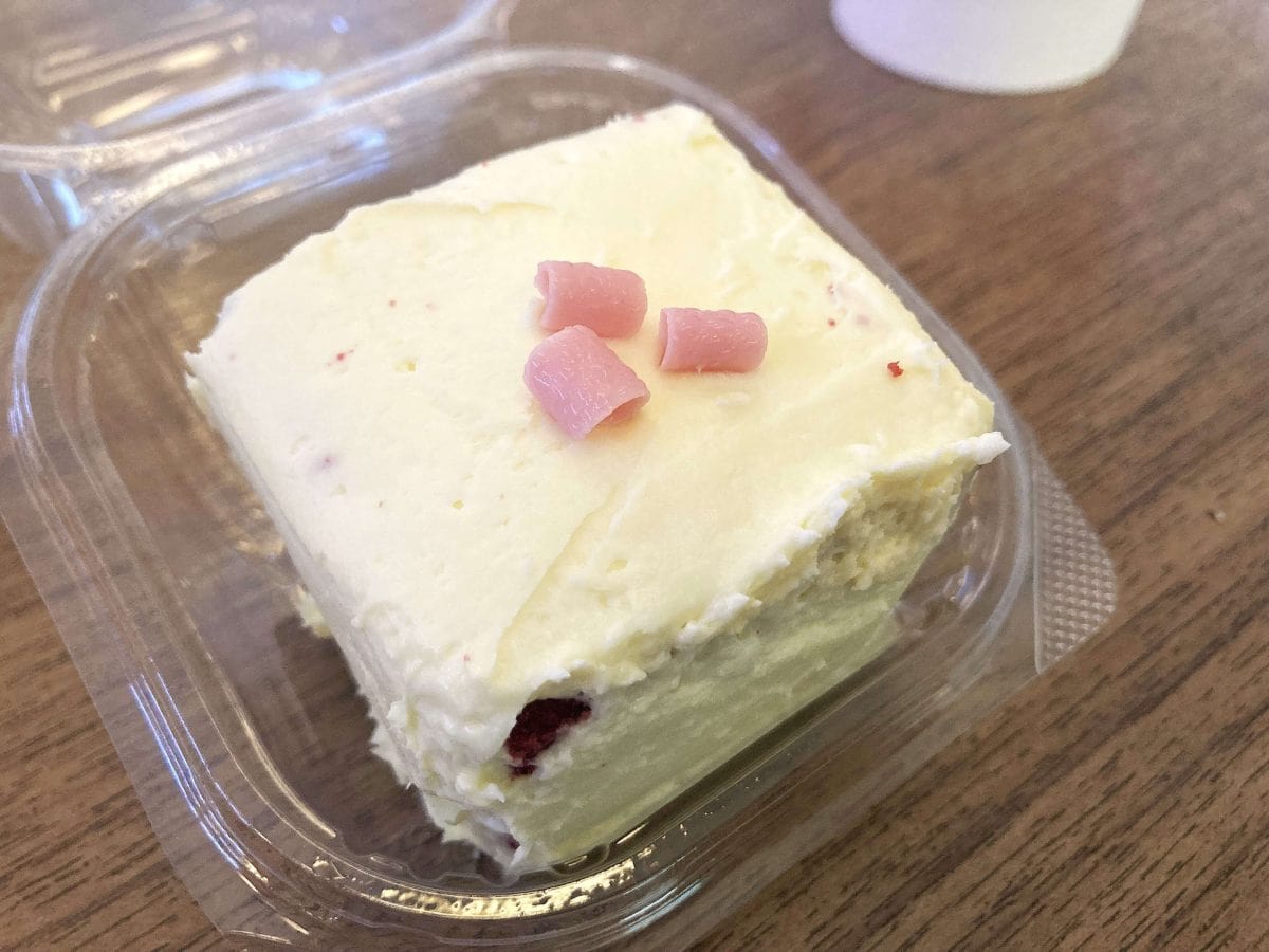 2. ダサかわビジュにキュン♡「レッドベルベットケーキ」／外側のクリームは、生クリームかと思いきや、まさかのクリームチーズ！