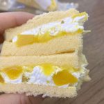 1. ケーキ度が高め♡ ふわしっとり食感の「マンゴーサンド」／お値段はRM6.90（約233円）と、日本のフルーツサンドより少しお手頃