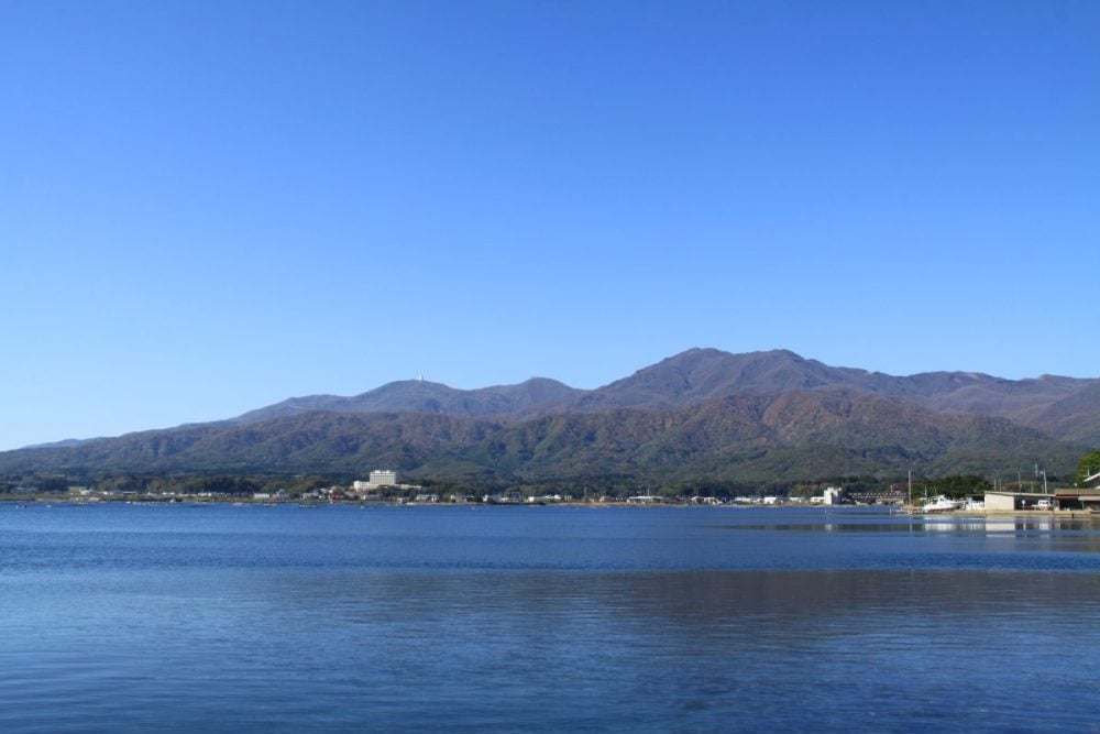 周囲約17キロメートルにおよぶ加茂湖は、新潟県最大の湖