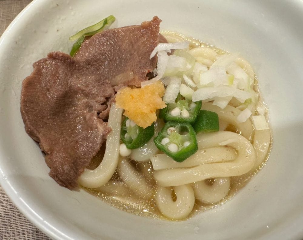 出汁を楽しむ牛たんうどん