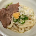 出汁を楽しむ牛たんうどん