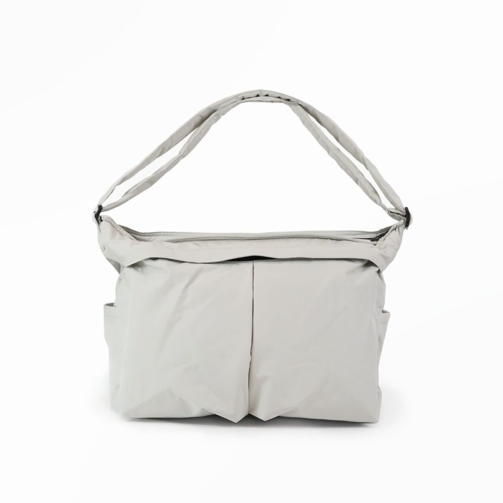 HELMET SHOULDER BAG Mのライトグレーカラー