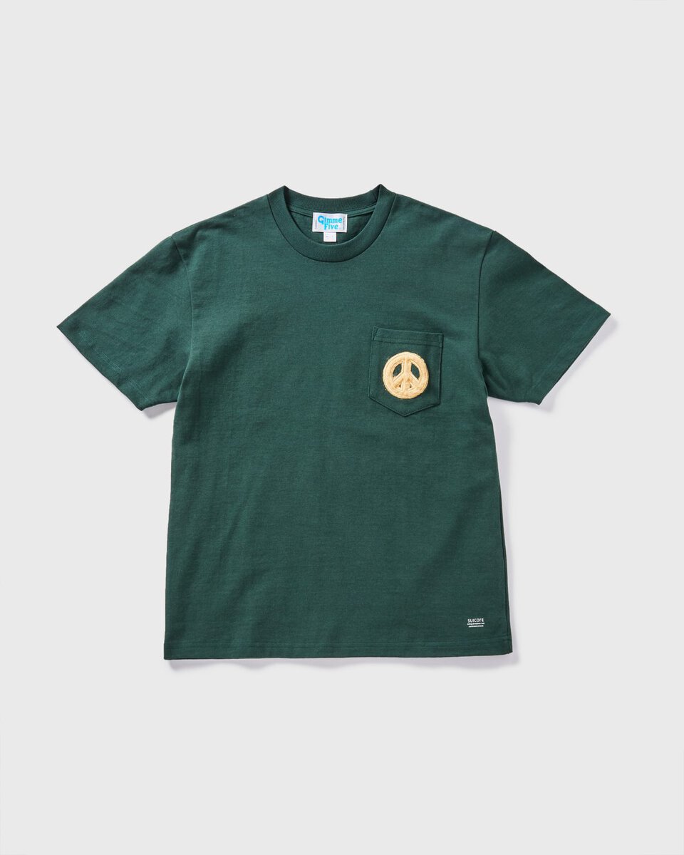 スイコック×ギミーファイブ「PEACE POCKET S/S TEE」￥13,200／グリーン