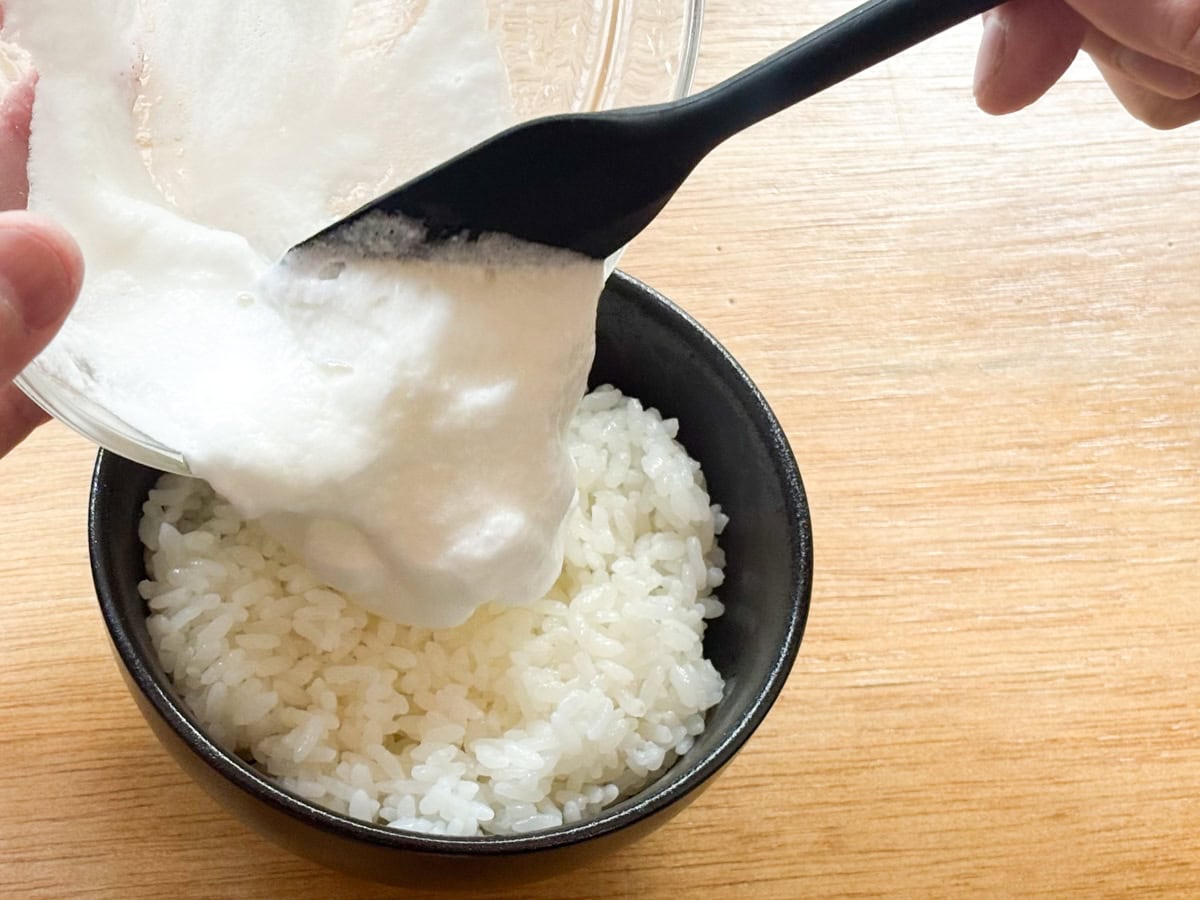 裏技TKGのレシピは、白身がフワフワに膨らみメレンゲ状に泡立ったらゴハンの上にトッピングします