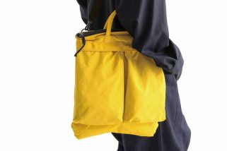 「街乗りライダー必見」ミリタリーすぎない“SMLのヘルメットバッグ”がバイクライフにちょうどいい
