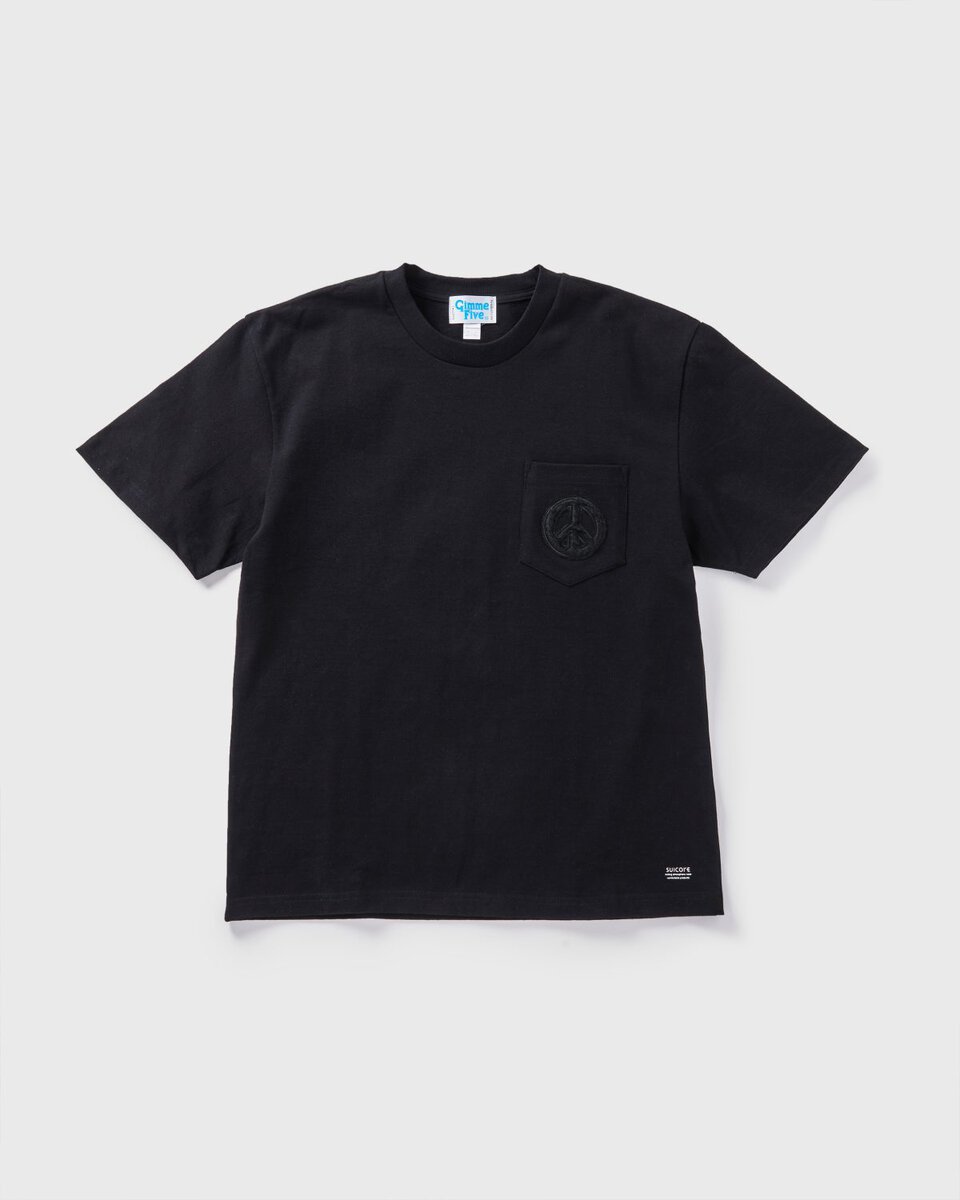 スイコック×ギミーファイブ「PEACE POCKET S/S TEE」￥13,200／ブラック