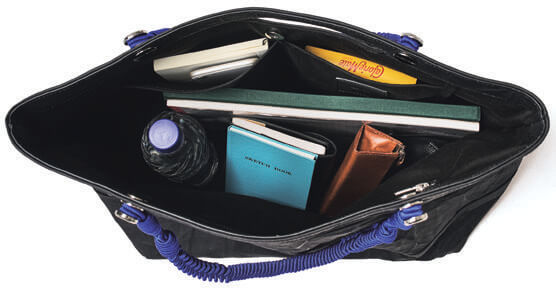 マニウノ ECCO レザートートバッグ（L）　　オープンポケットを2つ、ファスナーポケットを1つ搭載。小物や貴重品を整理しておける