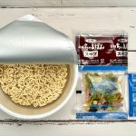 サンポー食品「九州三宝堂 長崎ちゃんぽん」カップ麺の構成は粉末スープ・乾燥かやく（キャベツ・キクラゲ・コーン・かまぼこ・にんじん）・調味油