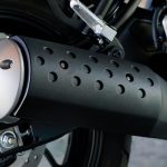 パンチホールデザインを採用したショートマフラー