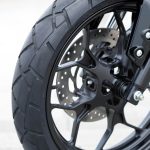 専用デザインの10本スポークホイール