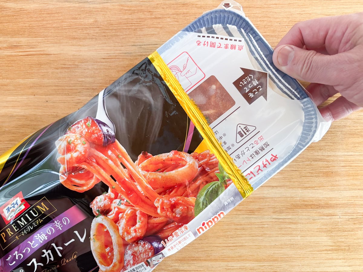「オーマイPREMIUMごろっと海の幸のペスカトーレ」はパッケージを開けると、可愛いお皿のようなトレーに入ってます