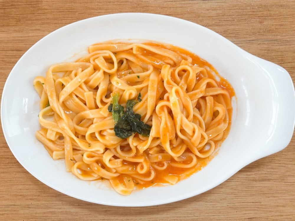 「マ・マー超もち生パスタ濃厚海老トマトクリーム」の麺はもちもち食感のフェットチーネ