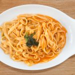 「マ・マー超もち生パスタ濃厚海老トマトクリーム」の麺はもちもち食感のフェットチーネ