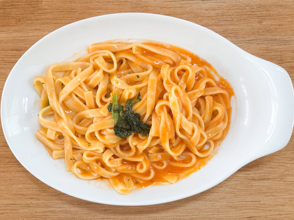 「マ・マー超もち生パスタ濃厚海老トマトクリーム」は麺はもちもち食感のフェットチーネ
