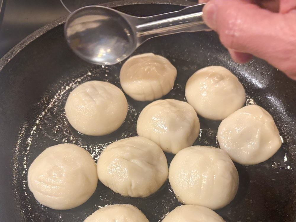大さじ１の油を追加し、こんがりと焼き目がつくまで焼き上げていきます