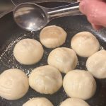 大さじ１の油を追加し、こんがりと焼き目がつくまで焼き上げていきます