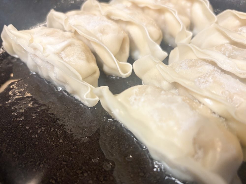 水を入れたらフタをして、中火から強火で約5〜6分、焼き目をつけていきます