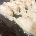 水を入れたらフタをして、中火から強火で約5〜6分、焼き目をつけていきます