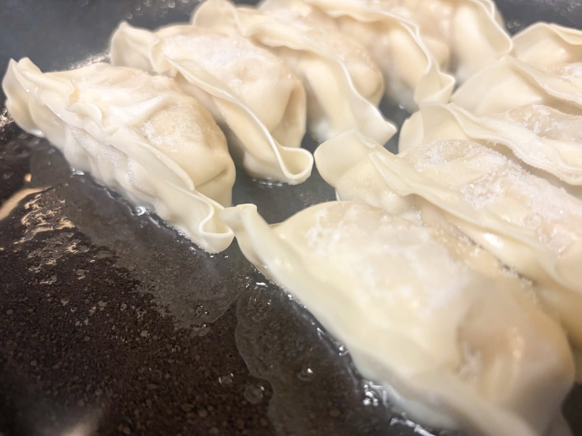水を入れたらフタをして、中火から強火で約5〜6分、焼き目をつけていきます
