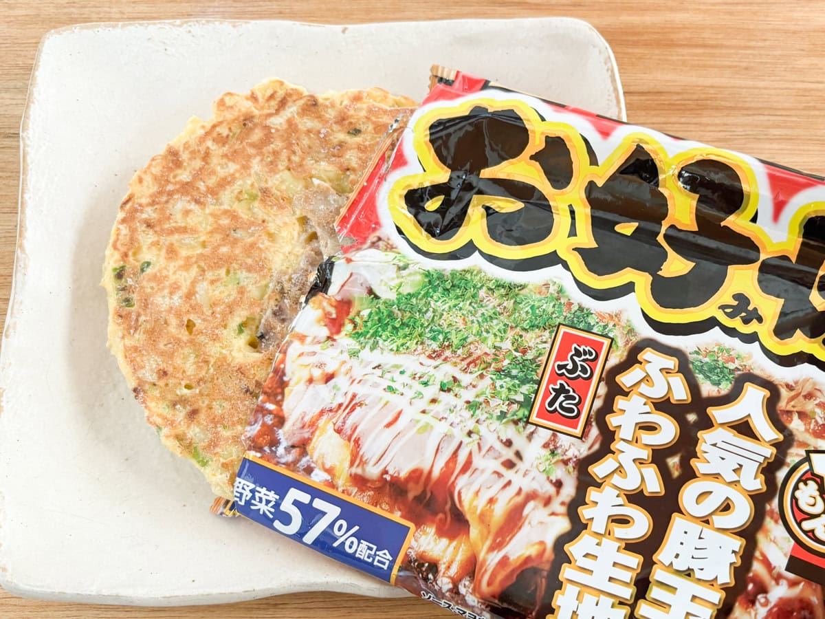 パッケージを開けると、内袋なしでお好み焼きがダイレクトに入っています