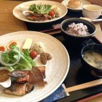 8種の燻製がずらり。ごはん＆お味噌汁セット