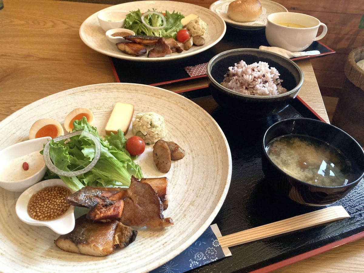 8種の燻製がずらり。ごはん＆お味噌汁セット