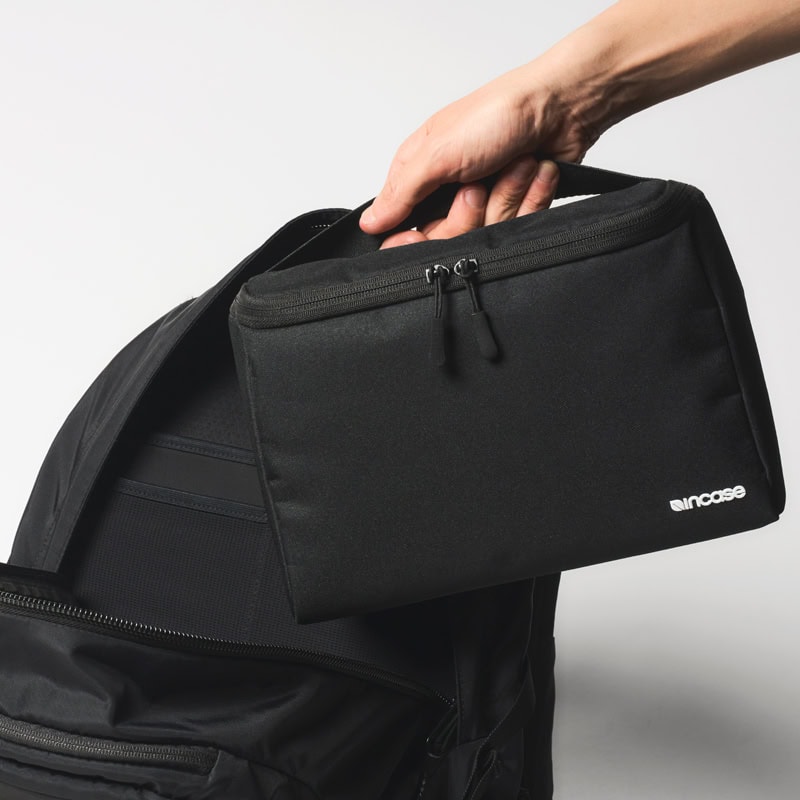 モノマックス2025年6月号 特別付録は「Incase（インケース）　ガバッと開くスタンド式万能ケース」！ バッグインバッグとしても活躍する