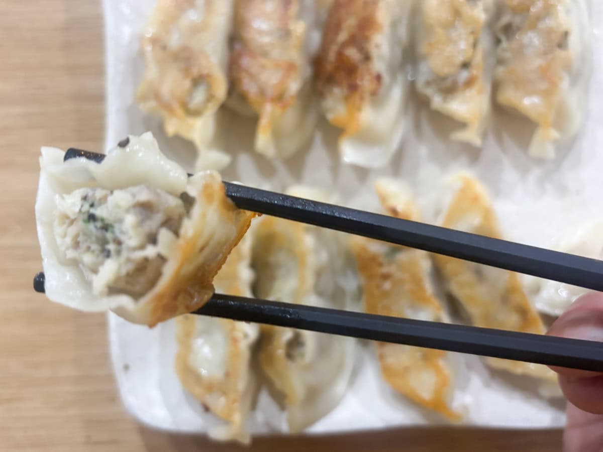 焼いているときから香るパンチ力のある黒コショウがたっぷり！