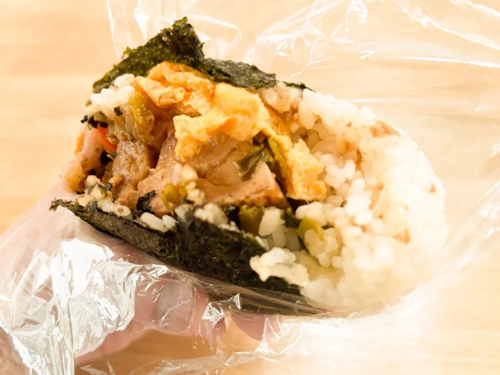 第2位　「イオンの弁当を丸ごと握ってみたら…」罪悪感ゼロ!? 誰でも簡単に作れる“栄養バランス満点の完璧”な具沢山おにぎりができた