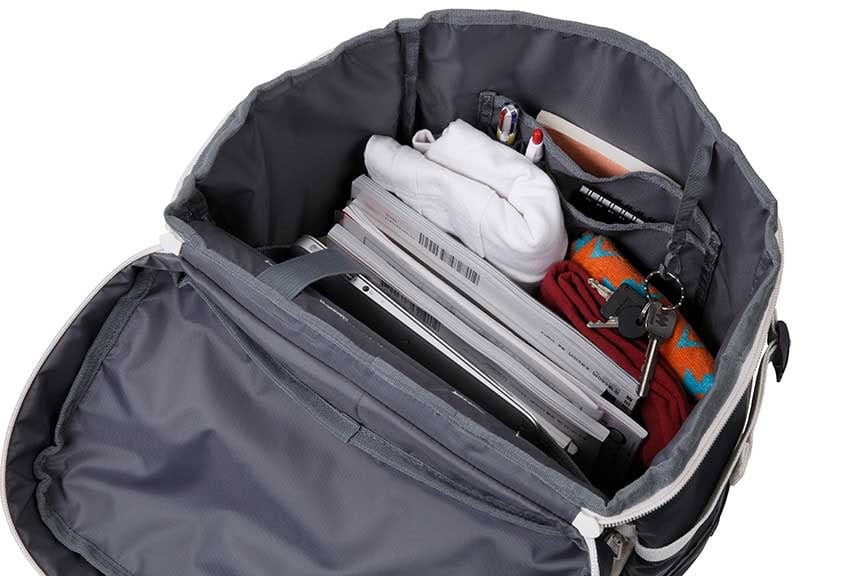 15インチPCやA3書類に対応するパッド入りポケットを装備