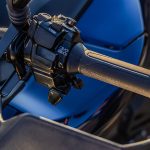 電子制御シフト機構「Y-AMT」を搭載。一般的な四輪のオートマチック車と同様、追従走行中にシフトアップとダウン、もしくはその維持をシステムに託すことができる二輪車世界初の制御システムだ