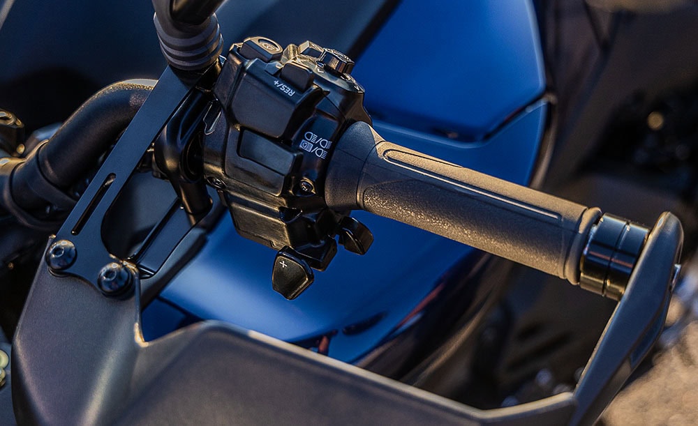 電子制御シフト機構「Y-AMT」を搭載。一般的な四輪のオートマチック車と同様、追従走行中にシフトアップとダウン、もしくはその維持をシステムに託すことができる二輪車世界初の制御システムだ