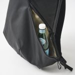 両サイドにあるフロントポケットはペッドボトルが入るサイズ