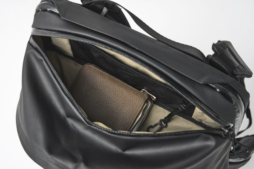 トップにも止水ジップポケットがあり、財布や鍵などの貴重品を入れるのに最適