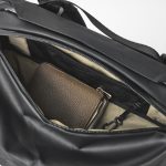 トップにも止水ジップポケットがあり、財布や鍵などの貴重品を入れるのに最適