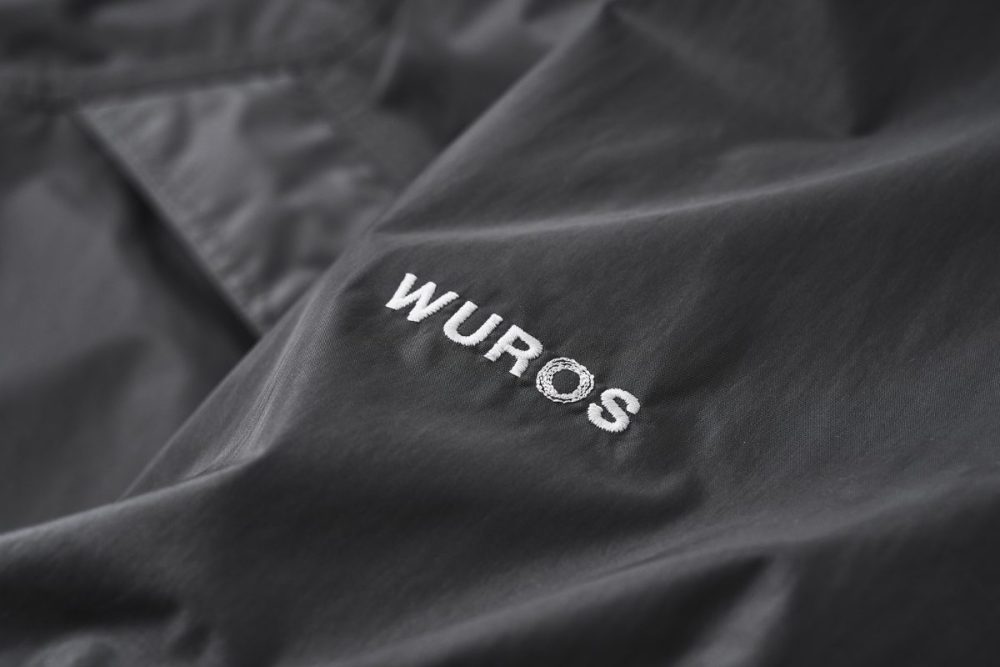 “WUROS”とは従来のポリウレタン皮膜より加水分解が起こりにくい、耐久性を向上させた防水透湿素材のことで、従来品より長く愛用できる素材