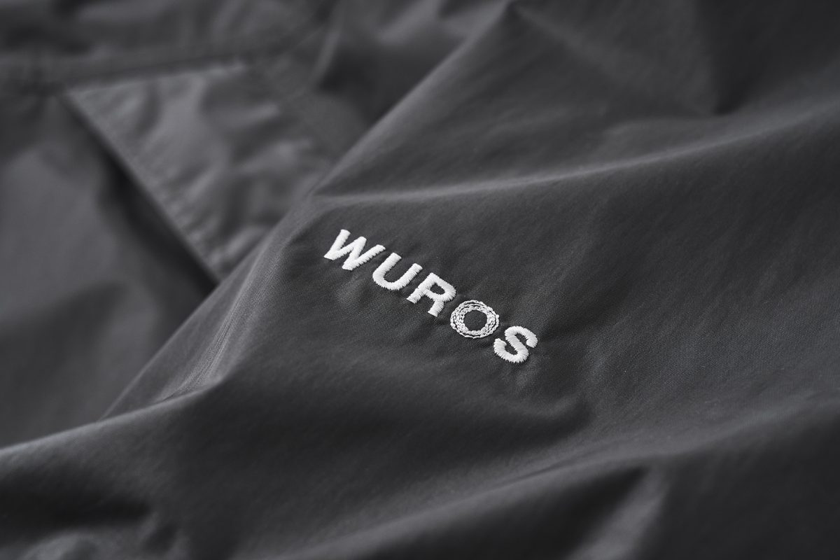 “WUROS”とは従来のポリウレタン皮膜より加水分解が起こりにくい、耐久性を向上させた防水透湿素材のことで、従来品より長く愛用できる素材
