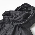 襟元はフードが収納できる仕様になっており、スタンドカラーとフーディの２通りの着こなしが楽しめる