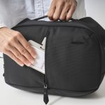 移動中でもアクセスが容易な縦型のジップポケット