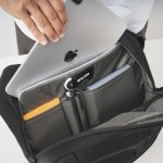 11インチまでのタブレットが収納可能な起毛素材を用いたテックポケット