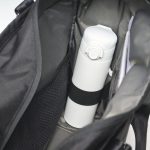両サイドにペットボトルなどの固定に便利なゴム製ストラップ