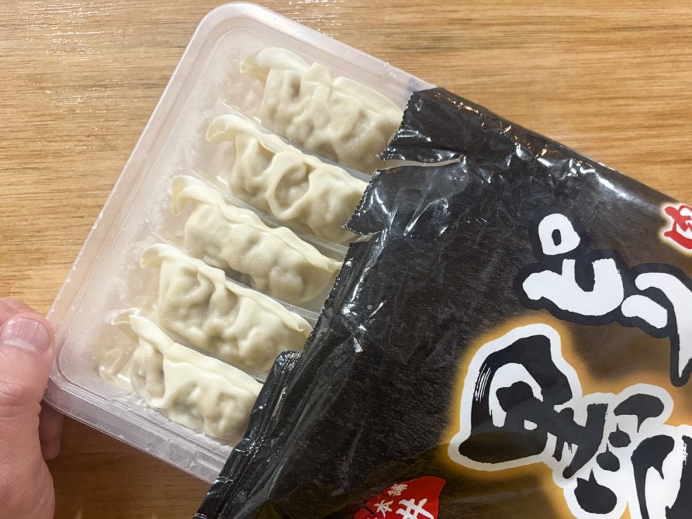 「肉屋が作るピリッと黒こしょう餃子」は5×3のトレイが2段重なって入っていて、合計30粒の大容量