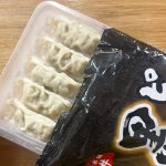 「肉屋が作るピリッと黒こしょう餃子」は5×3のトレイが2段重なって入っていて、合計30粒の大容量