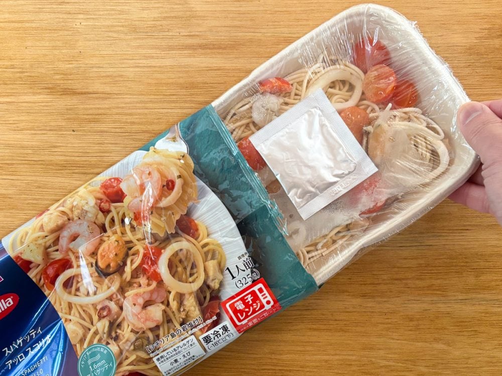 「スパゲッティ・アッロ・スコリオ」はパッケージを開けると、たくさんの具材がのっているのがすぐわかります