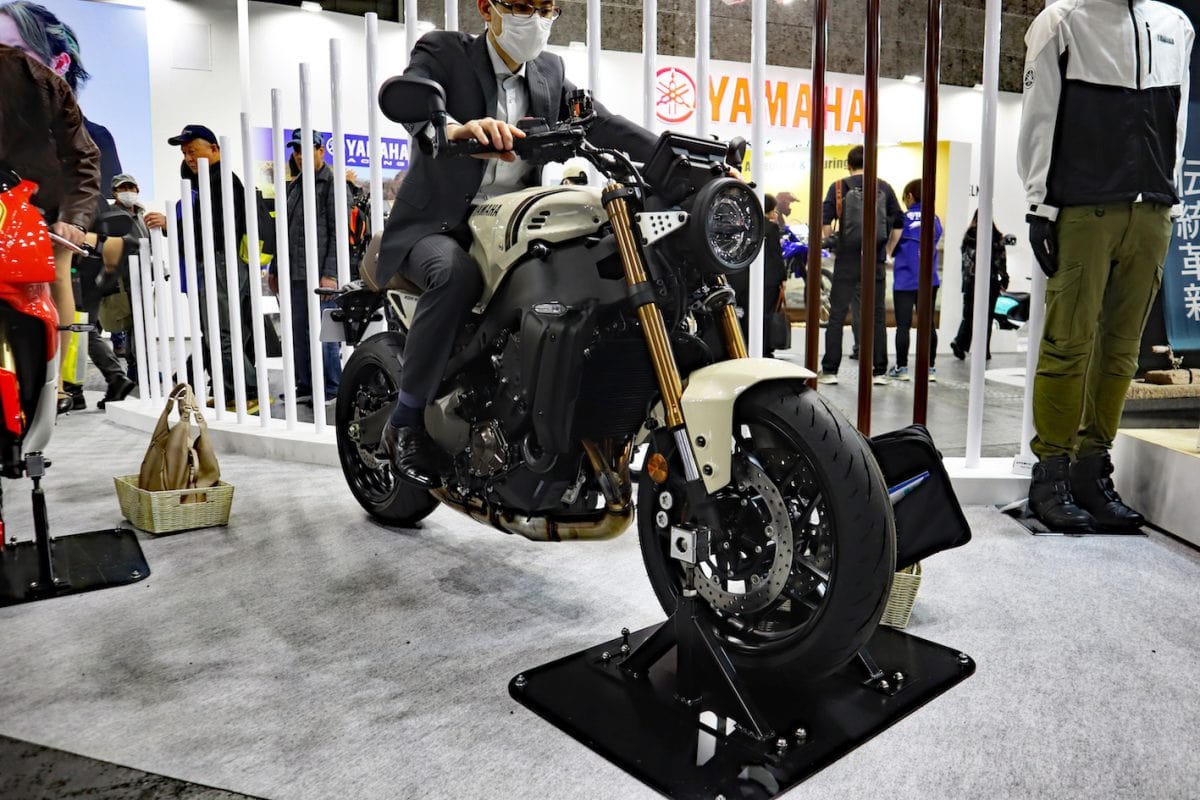 日本限定の落ち着いた雰囲気のセラミックアイボリーを纏った「XSR900」