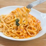 トッピングのほうれん草やえびはちょっと少なめだけど、コスパ最強な「マ・マー超もち生パスタ濃厚海老トマトクリーム」
