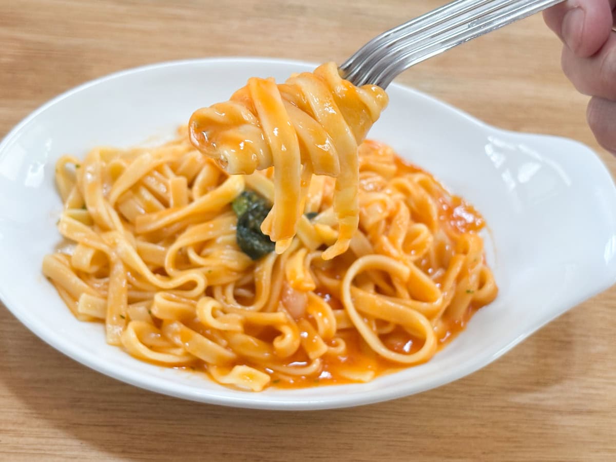 トッピングのほうれん草やえびはちょっと少なめだけど、コスパ最強な「マ・マー超もち生パスタ濃厚海老トマトクリーム」