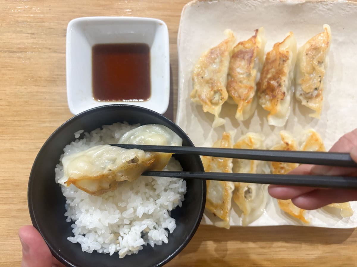 粗挽きコショウのスパイシーさはビールにも合うけど、やっぱりご飯も捨てがたい味です